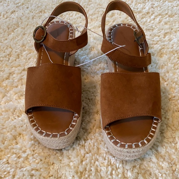 Universal Thread Shoes - NEW!! Size 9 brown wedge sandal